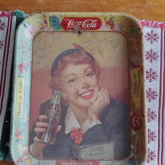 Vintage Coca Cola serving tray "Thirst Knows No Season" shows wear from age - Picture 4 of 4